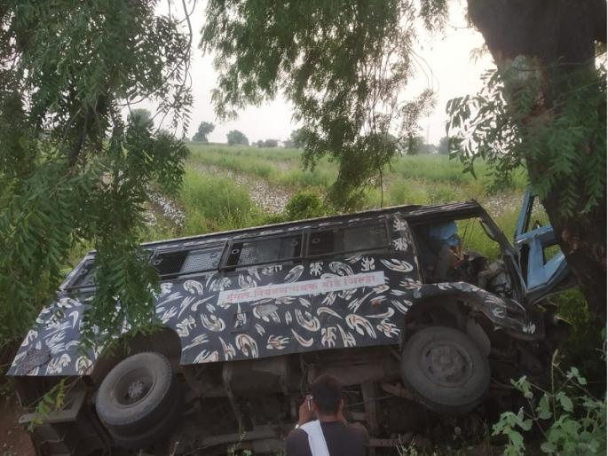 Accident on police van returning from PM's meeting | प्रधानमंत्र्याच्या सभेच्या बंदोबस्तावरून परतताना पोलीस व्हॅनला अपघात Accident on police van returning from PM's meeting | प्रधानमंत्र्याच्या सभेच्या बंदोबस्तावरून परतताना पोलीस व्हॅनला अपघात