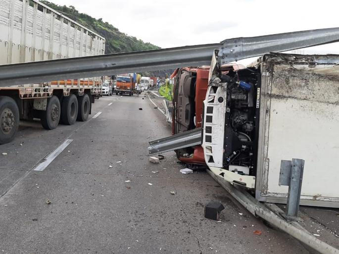 accident of four vehicles on Mumbai-Pune expressway; Two were killed | मुंबई-पुणे द्रुतगती मार्गावर चार वाहनांचा विचित्र अपघात; दोन जण ठार, तर चार जखमी  accident of four vehicles on Mumbai-Pune expressway; Two were killed | मुंबई-पुणे द्रुतगती मार्गावर चार वाहनांचा विचित्र अपघात; दोन जण ठार, तर चार जखमी