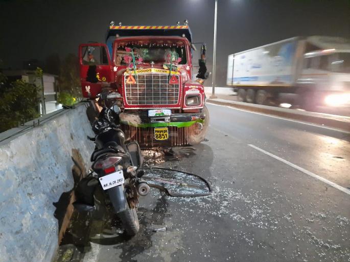 Police sub-inspector injured in truck collision in Pune | पुण्यात ट्रकच्या धडकेत पोलीस उपनिरीक्षक जखमी Police sub-inspector injured in truck collision in Pune | पुण्यात ट्रकच्या धडकेत पोलीस उपनिरीक्षक जखमी