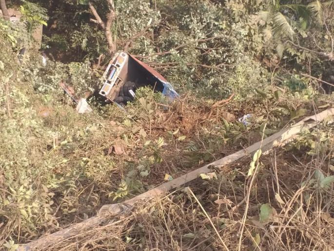 The truck crashed into a ravine, the driver fortunately escaped | ट्रक दरीत कोसळला, चालक सुदैवाने बचावला The truck crashed into a ravine, the driver fortunately escaped | ट्रक दरीत कोसळला, चालक सुदैवाने बचावला