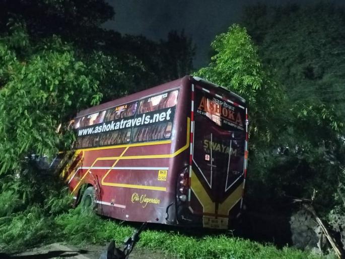 Sangli: Arambus accident in Sangli due to bat, luckily avoids loss of life; A passenger including the driver sustained minor injuries | Sangli: वटवाघळामुळे आरामबसचा अपघात, सुदैवाने जीवितहानी टळली; चालकासह प्रवासी किरकोळ जखमी Sangli: Arambus accident in Sangli due to bat, luckily avoids loss of life; A passenger including the driver sustained minor injuries | Sangli: वटवाघळामुळे आरामबसचा अपघात, सुदैवाने जीवितहानी टळली; चालकासह प्रवासी किरकोळ जखमी