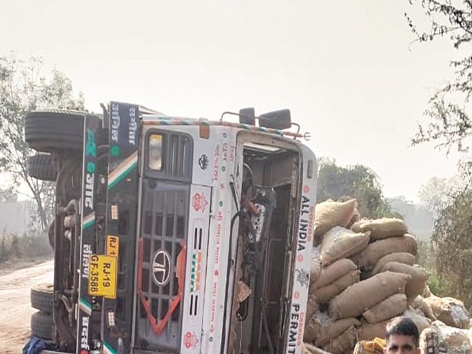 Injured driver hospitalized after truck overturns; Villagers steal Sarki's sack | ट्रक उलटल्यानंतर जखमी चालक रुग्णालयात; इकडे ग्रामस्थांनी सरकीचे पोते नेले चोरून Injured driver hospitalized after truck overturns; Villagers steal Sarki's sack | ट्रक उलटल्यानंतर जखमी चालक रुग्णालयात; इकडे ग्रामस्थांनी सरकीचे पोते नेले चोरून