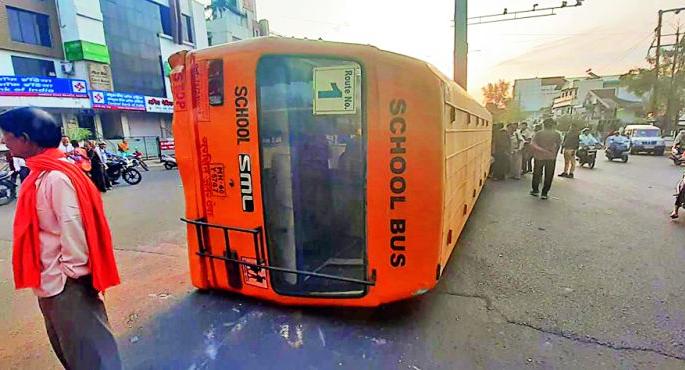 Speedy bus hit school bus in Nagpur | नागपुरात भरधाव बसची स्कूल बसला धडक : भीषण अपघात टळला