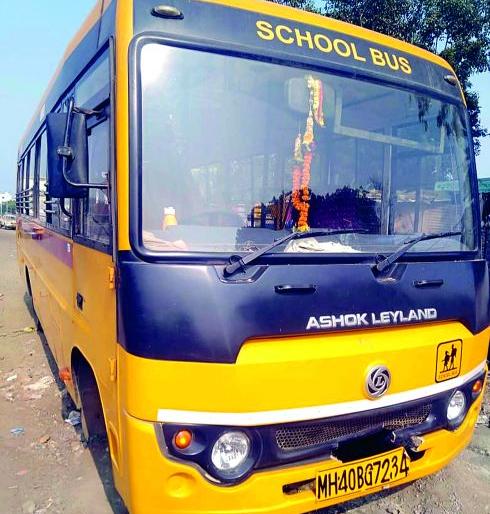 School bus over turned; 15 students injured | स्कूलबस उलटली; १५ विद्यार्थिनी जखमी School bus over turned; 15 students injured | स्कूलबस उलटली; १५ विद्यार्थिनी जखमी