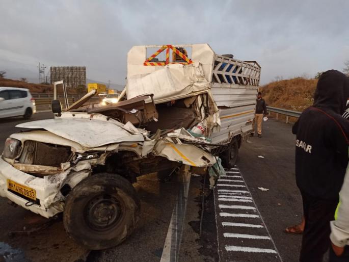 Tempo hits the container due to Driver's sleep; Mumbai - Pune highway | चालकाला डुलकी लागल्याने टेम्पोची कंटेनरला धडक; मुंबई - पुणे द्रुतगती मार्गावर अपघात Tempo hits the container due to Driver's sleep; Mumbai - Pune highway | चालकाला डुलकी लागल्याने टेम्पोची कंटेनरला धडक; मुंबई - पुणे द्रुतगती मार्गावर अपघात