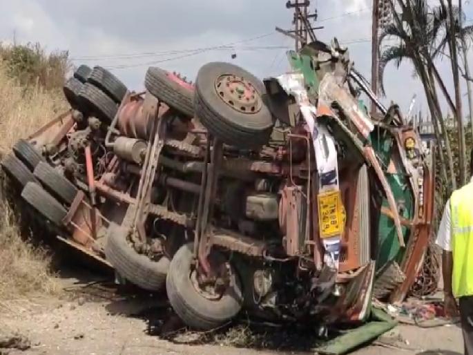 Rushing cargo truck hits car from behind driver loses control truck falls on service road in Kolhapur | Kolhapur: भरधाव मालवाहतूक ट्रकची कारला पाठीमागून धडक, चालकाचा ताबा सुटून ट्रक सेवामार्गावर कोसळला  Rushing cargo truck hits car from behind driver loses control truck falls on service road in Kolhapur | Kolhapur: भरधाव मालवाहतूक ट्रकची कारला पाठीमागून धडक, चालकाचा ताबा सुटून ट्रक सेवामार्गावर कोसळला