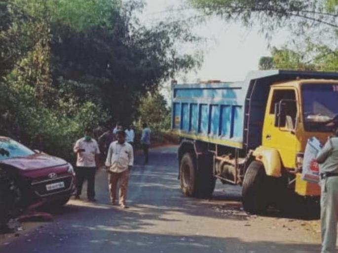 Taluka medical officer injured in dumper car collision | डंपरची कारला धडक, अपघातात तालुका वैद्यकीय अधिकारी जखमी Taluka medical officer injured in dumper car collision | डंपरची कारला धडक, अपघातात तालुका वैद्यकीय अधिकारी जखमी