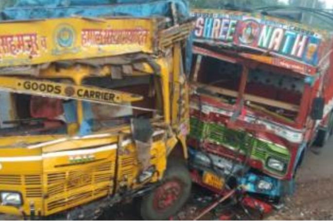 Accident in two trucks at Janwali Ratambe Vhal! | जानवली रतांबे व्हाळ येथे दोन ट्रकमध्ये अपघात; ९ जण जखमी