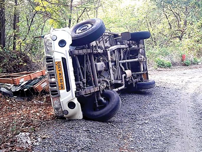 Tempola accident in Karul Ghat | करूळ घाटात टेम्पोला अपघात, चालक सुदैवाने बचावला Tempola accident in Karul Ghat | करूळ घाटात टेम्पोला अपघात, चालक सुदैवाने बचावला