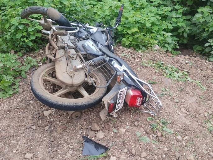 Two-wheelers hit face-to-face; Both serious | सोनाळा- टुनकी  मार्गावर दोन दुचाकी समोरासमोर धडकल्या; दोघे गंभीर Two-wheelers hit face-to-face; Both serious | सोनाळा- टुनकी  मार्गावर दोन दुचाकी समोरासमोर धडकल्या; दोघे गंभीर
