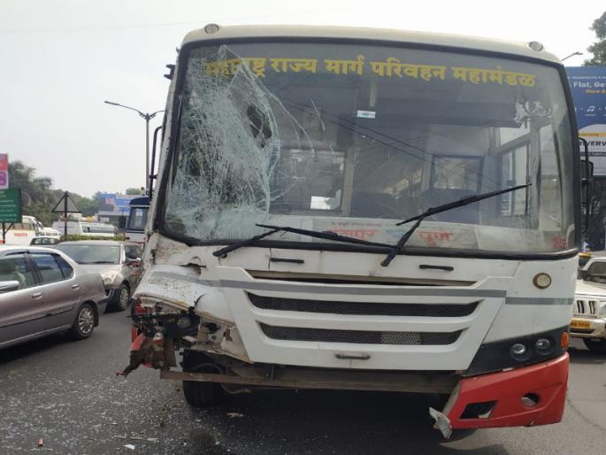 ST accident in pune from private driver After a day of training was given steering wheel | Accident: खासगी चालकाकडून एसटीचा अपघात; एक दिवसाच्या प्रशिक्षणांनंतर दिले होते स्टेरिंग हातात ST accident in pune from private driver After a day of training was given steering wheel | Accident: खासगी चालकाकडून एसटीचा अपघात; एक दिवसाच्या प्रशिक्षणांनंतर दिले होते स्टेरिंग हातात