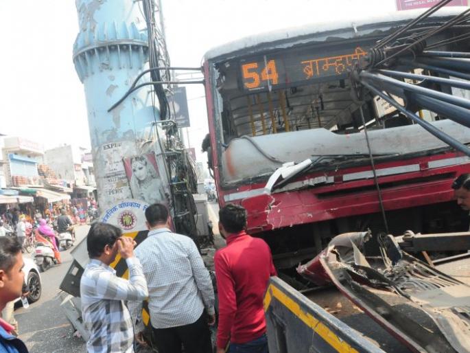 Uncontrolled Star bus hits Scarpio in Nagpur | नागपुरात अनियंत्रित स्टार बसची स्कार्पियोला धडक 