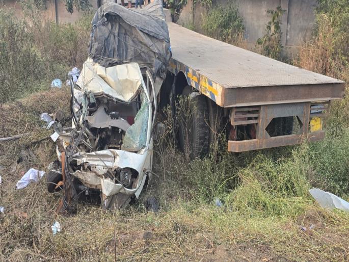 Two killed in a collision with a speeding container on Chakan Shikrapur Marg: The incident took place at Mohitewadi | भरधाव कंटेनरच्या धडकेत दोघांचा मृत्यू चाकण शिक्रापूर मार्ग : मोहितेवाडी येथे घडली घटना Two killed in a collision with a speeding container on Chakan Shikrapur Marg: The incident took place at Mohitewadi | भरधाव कंटेनरच्या धडकेत दोघांचा मृत्यू चाकण शिक्रापूर मार्ग : मोहितेवाडी येथे घडली घटना