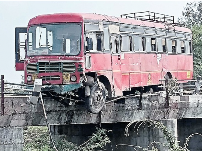 The steering jammed and the bus climbed over the bank of the bridge over the Terna river | स्टेअरिंग जॅम झाले अन् बस पुलाच्या कठड्यावर चढली; प्रवाशांनी डोळ्यासमोर मृत्यू पाहिला The steering jammed and the bus climbed over the bank of the bridge over the Terna river | स्टेअरिंग जॅम झाले अन् बस पुलाच्या कठड्यावर चढली; प्रवाशांनी डोळ्यासमोर मृत्यू पाहिला