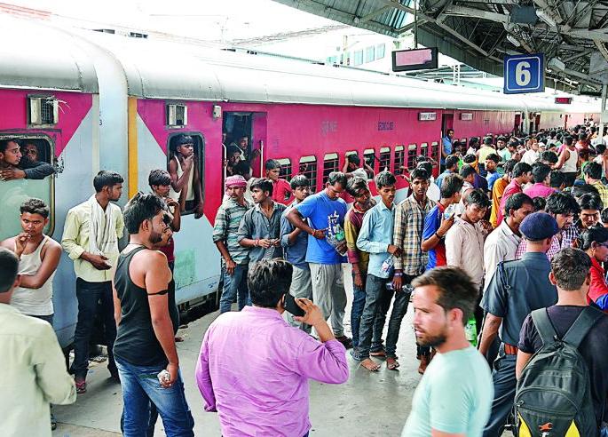 The tornado and the ground felt like a scam | जोराचा झटका लागला अन् जमीन फाटल्यासारखी वाटली