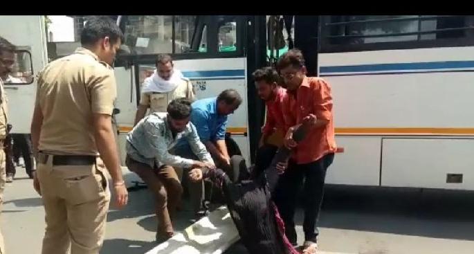 The death of the traveler's cleaner in a serious accident on the Nagpur-Umred road | नागपूर-उमरेड मार्गावर भीषण अपघातात ट्रॅव्हल्सच्या क्लिनरचा मृत्यू The death of the traveler's cleaner in a serious accident on the Nagpur-Umred road | नागपूर-उमरेड मार्गावर भीषण अपघातात ट्रॅव्हल्सच्या क्लिनरचा मृत्यू