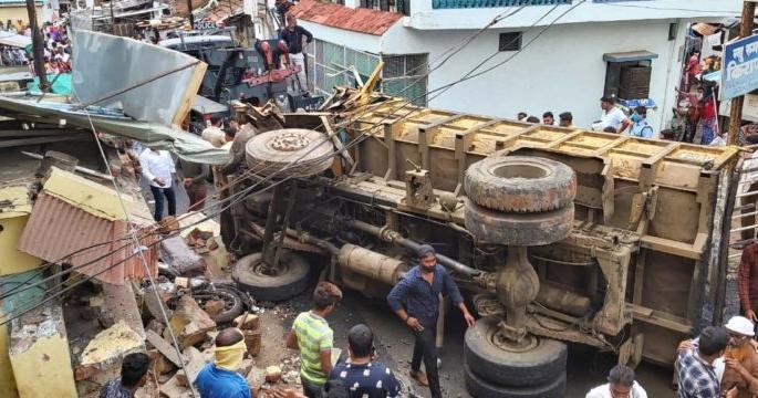 A truck carrying asphalt ballast overturned in Nagpur | नागपुरात डांबर गिट्टी मिश्रणाचा ट्रक उलटला A truck carrying asphalt ballast overturned in Nagpur | नागपुरात डांबर गिट्टी मिश्रणाचा ट्रक उलटला