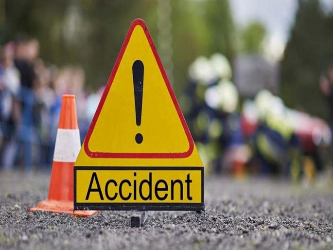 A young woman was killed in an accident when a speeding two-wheeler hit a divider | भरधाव दुचाकी डीव्हायडरला धडकून झालेल्या अपघातात तरुणी ठार A young woman was killed in an accident when a speeding two-wheeler hit a divider | भरधाव दुचाकी डीव्हायडरला धडकून झालेल्या अपघातात तरुणी ठार