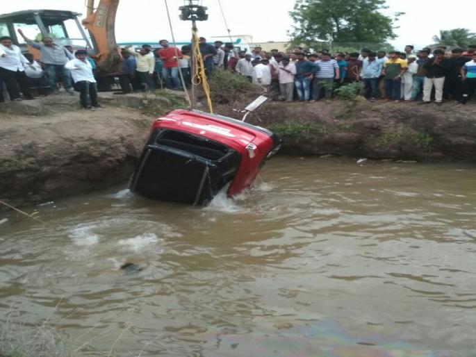 Two people were killed in a car well in Uruli Kanchan | उरुळी कांचन येथे कार विहिरीत पडून दोन जणांचा मृत्यू Two people were killed in a car well in Uruli Kanchan | उरुळी कांचन येथे कार विहिरीत पडून दोन जणांचा मृत्यू