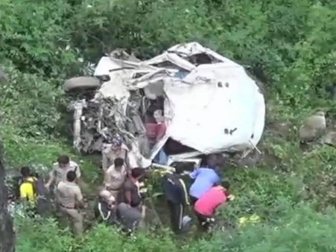 Varan collapses in Uttarkashi; 9 dead deaths | उत्तरकाशीमध्ये दरीत व्हॅन कोसळली; 13 भाविकांचा मृत्यू Varan collapses in Uttarkashi; 9 dead deaths | उत्तरकाशीमध्ये दरीत व्हॅन कोसळली; 13 भाविकांचा मृत्यू