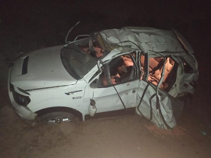 SUV collides from bridge; two killed both on the spot | भरधाव एसयूव्ही पुलावरून कोसळून दोघेजण जागीच ठार