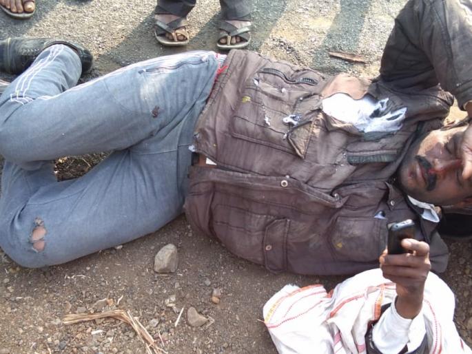 Randukar's flock hits two wheelers; One injured | रानडुकराच्या कळपाची दुचाकीस धडक; एकजण गंभीर! Randukar's flock hits two wheelers; One injured | रानडुकराच्या कळपाची दुचाकीस धडक; एकजण गंभीर!