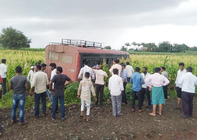 Due to the driver's dizziness, ST bus directly to the field | चालकाला चक्कर आल्याने एसटी बस थेट शेतात Due to the driver's dizziness, ST bus directly to the field | चालकाला चक्कर आल्याने एसटी बस थेट शेतात