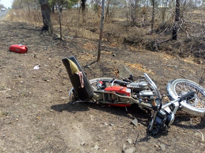 Two-wheeler accident; Husband and wife injured | दुचाकीच्या चाकात साडी अडकून अपघात; पती-पत्नी जखमी Two-wheeler accident; Husband and wife injured | दुचाकीच्या चाकात साडी अडकून अपघात; पती-पत्नी जखमी