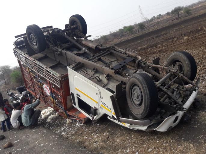 In an attempt to save the dog, the accident happened; two injured | कुत्र्याला वाचविण्याच्या प्रयत्नात वाहनाला अपघात; ३० कोंबड्या ठार, चालकासह दोघे जखमी  In an attempt to save the dog, the accident happened; two injured | कुत्र्याला वाचविण्याच्या प्रयत्नात वाहनाला अपघात; ३० कोंबड्या ठार, चालकासह दोघे जखमी