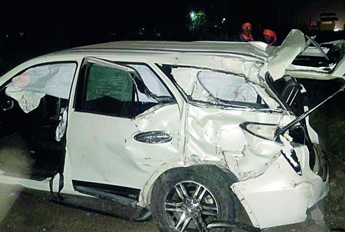 three died and eight people injured in a accident on wardha-deoli road | रात्रीचा काळोख...किंकाळ्या अन् क्षणार्धात होत्याचे नव्हते झाले... three died and eight people injured in a accident on wardha-deoli road | रात्रीचा काळोख...किंकाळ्या अन् क्षणार्धात होत्याचे नव्हते झाले...