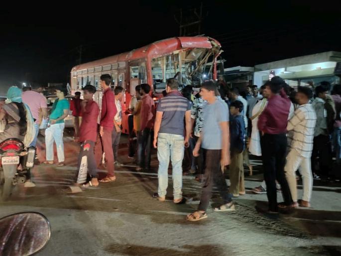 A bus collided with a roadside truck, eight passengers were slightly injured | बसची रस्त्याच्या कडेला असलेल्या ट्रकला धडक, आठ प्रवासी जखमी A bus collided with a roadside truck, eight passengers were slightly injured | बसची रस्त्याच्या कडेला असलेल्या ट्रकला धडक, आठ प्रवासी जखमी