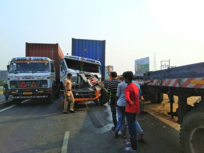 Two container accidents on the old Mumbai-Pune highway | जुन्या मुंबई-पुणे महामार्गावर दोन कंटेनरचा अपघात    Two container accidents on the old Mumbai-Pune highway | जुन्या मुंबई-पुणे महामार्गावर दोन कंटेनरचा अपघात