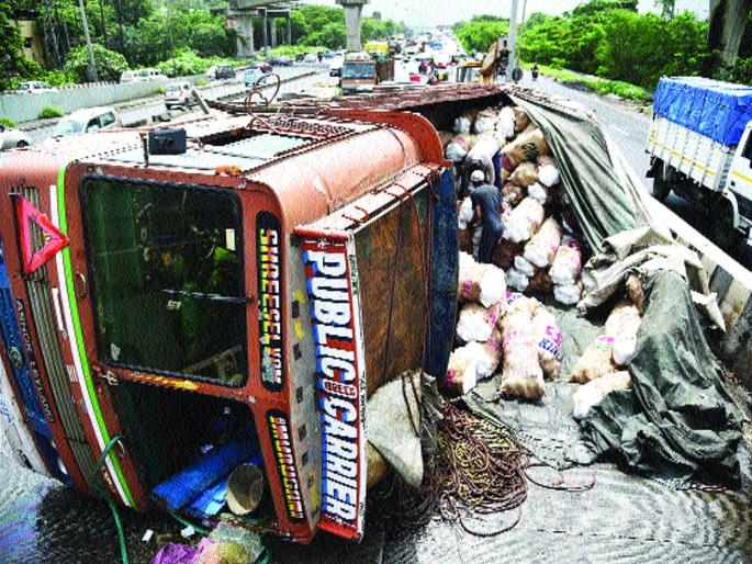 Accident on Sion-Panvel highway | सायन-पनवेल महामार्गावर अपघात, नारळाचा ट्रक कलंडला Accident on Sion-Panvel highway | सायन-पनवेल महामार्गावर अपघात, नारळाचा ट्रक कलंडला