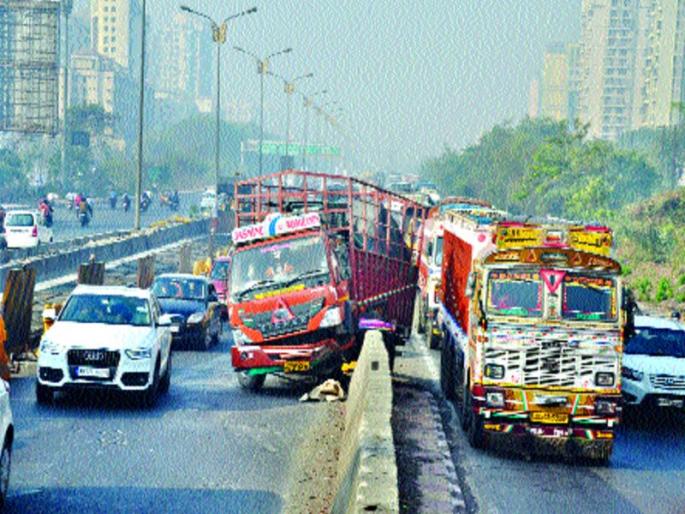 Two accidents on the Sion-Panvel highway, turn dumper into the sunpad | सायन-पनवेल महामार्गावर दोन अपघात, सानपाड्यामध्ये डम्पर पलटी Two accidents on the Sion-Panvel highway, turn dumper into the sunpad | सायन-पनवेल महामार्गावर दोन अपघात, सानपाड्यामध्ये डम्पर पलटी