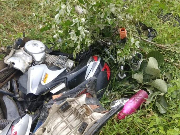 Two dead, two brothers were dead on the spot and mother and father serious injured | भीषण अपघातात दोन चिमुकले भाऊ जागीच ठार, आई-वडिल गंभीर जखमी Two dead, two brothers were dead on the spot and mother and father serious injured | भीषण अपघातात दोन चिमुकले भाऊ जागीच ठार, आई-वडिल गंभीर जखमी