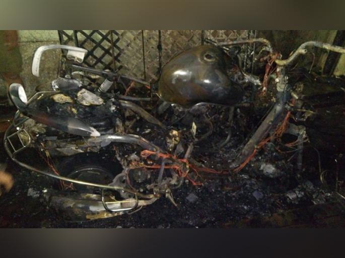 In Thane 18 bikes set ablaze in front of the Shiv Sena branch | ठाण्यात शिवसेना शाखेसमोरच्या 18 दुचाकी पेटविल्या In Thane 18 bikes set ablaze in front of the Shiv Sena branch | ठाण्यात शिवसेना शाखेसमोरच्या 18 दुचाकी पेटविल्या