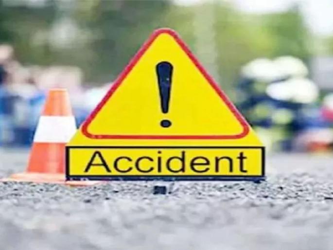 The four-wheeler fell into the pit due to the broken rod, and the husband and wife and the boy were seriously injured | रॉड तुटल्यानं चारचाकी खड्ड्यात पडून पती-पत्नीसह मुलगा गंभीर जखमी The four-wheeler fell into the pit due to the broken rod, and the husband and wife and the boy were seriously injured | रॉड तुटल्यानं चारचाकी खड्ड्यात पडून पती-पत्नीसह मुलगा गंभीर जखमी