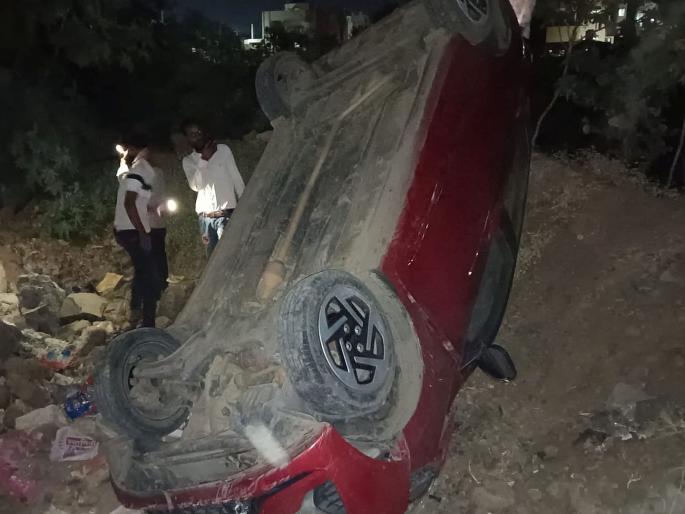 Car heading from Pune to Beed falls into river, five injured | पुण्यावरून बीडकडे निघालेली कार नदीपात्रात कोसळली, पाच जखमी