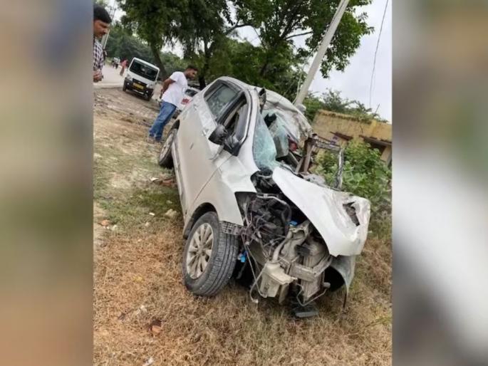varanasi road accident 8 people killed of same family from pilibhit collision between car truck | भीषण! काशी विश्वनाथाचे दर्शन घेऊन परतणाऱ्या कुटुंबावर काळाचा घाला; 8 जणांचा मृत्यू varanasi road accident 8 people killed of same family from pilibhit collision between car truck | भीषण! काशी विश्वनाथाचे दर्शन घेऊन परतणाऱ्या कुटुंबावर काळाचा घाला; 8 जणांचा मृत्यू