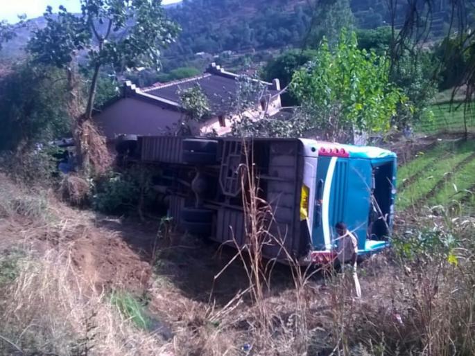 Pokhri Ghat Accident while Returning to Bhimashankar; 45 injured, five serious | भिमाशंकरचे दर्शन करुन परतत असताना पोखरी घाटात अपघात; ४५ जखमी, पाच गंभीर Pokhri Ghat Accident while Returning to Bhimashankar; 45 injured, five serious | भिमाशंकरचे दर्शन करुन परतत असताना पोखरी घाटात अपघात; ४५ जखमी, पाच गंभीर