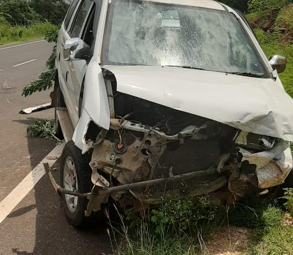 The car wrecked, the father died on the spot due to a tire leak | बागलकोटजवळ टायर फुटल्याने गाडी उलटून अपघात, बाप लेकांचा जागेवर मृत्यू