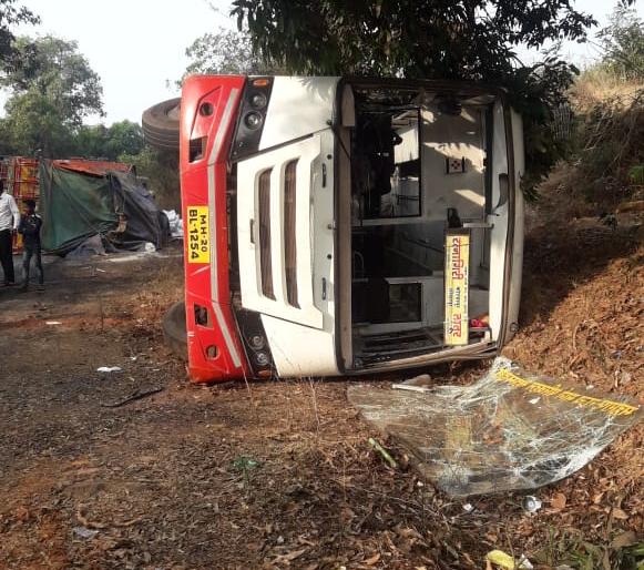 Sugar truck hits Latur, 7 passengers injured | साखरेच्या ट्रकची लातूर बसला जोरदार धडक,७ प्रवासी जखमी