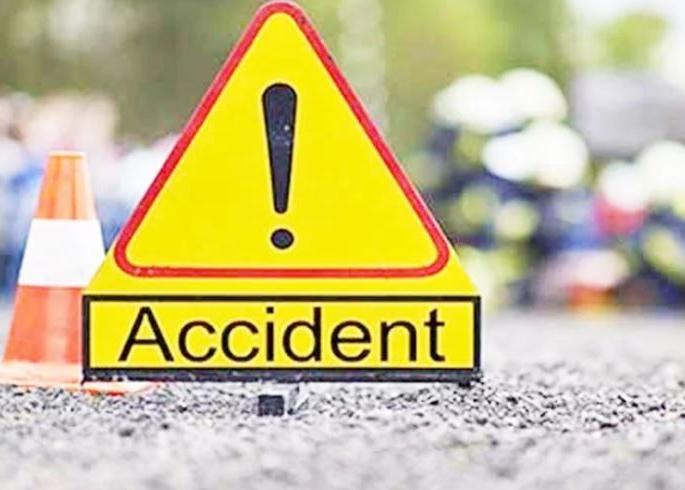 Driver dies after truck overturns at Pimpalgaon Jalal | पिंपळगाव जलालला ट्रक उलटून चालकाचा मृत्यू Driver dies after truck overturns at Pimpalgaon Jalal | पिंपळगाव जलालला ट्रक उलटून चालकाचा मृत्यू