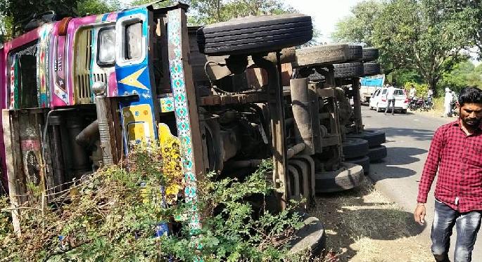 Four killed and 12 seriously injured in truck-bus collision on Pattan-Multai road | ट्रक-बसची समोरासमोर धडक; चार ठार, १२ गंभीर जखमी Four killed and 12 seriously injured in truck-bus collision on Pattan-Multai road | ट्रक-बसची समोरासमोर धडक; चार ठार, १२ गंभीर जखमी