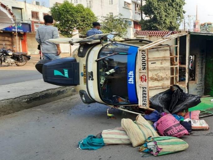 Rushing auto overturns after hitting divider 9 farm laborers injured | भरधाव ऑटो दुभाजकावर आदळून उलटला, ९ शेतमजूर जखमी Rushing auto overturns after hitting divider 9 farm laborers injured | भरधाव ऑटो दुभाजकावर आदळून उलटला, ९ शेतमजूर जखमी