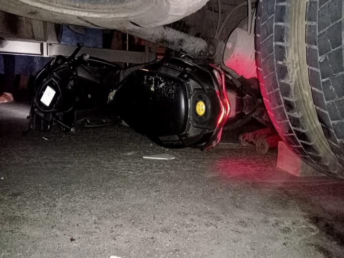 Two youths have died after being found under a truck in Bhayandar | भाईंदर मध्ये ट्रक खाली सापडून दोन तरुणांचा मृत्यू Two youths have died after being found under a truck in Bhayandar | भाईंदर मध्ये ट्रक खाली सापडून दोन तरुणांचा मृत्यू