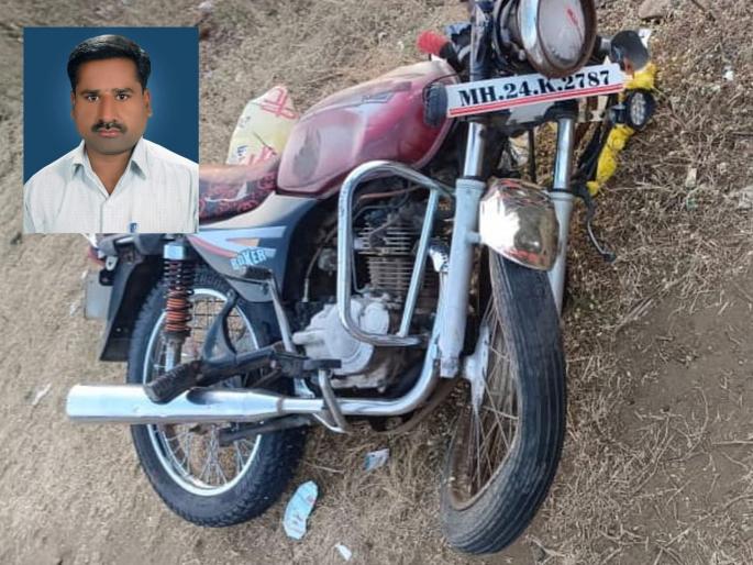 Two-wheeler head-on collision; One died on the spot and two others were seriously injured | दुचाकीची समोरासमोर धडक; एक जागीच ठार तर दाेघे गंभीर Two-wheeler head-on collision; One died on the spot and two others were seriously injured | दुचाकीची समोरासमोर धडक; एक जागीच ठार तर दाेघे गंभीर