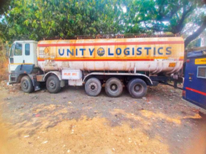 Tanker driver crushes couple and 10-year-old boy; Fatal accident on old Mumbai-Pune highway | टँकरचालकाने दाम्पत्यासह १० वर्षीय मुलाला चिरडले; जुन्या मुंबई-पुणे महामार्गावर भीषण अपघात Tanker driver crushes couple and 10-year-old boy; Fatal accident on old Mumbai-Pune highway | टँकरचालकाने दाम्पत्यासह १० वर्षीय मुलाला चिरडले; जुन्या मुंबई-पुणे महामार्गावर भीषण अपघात