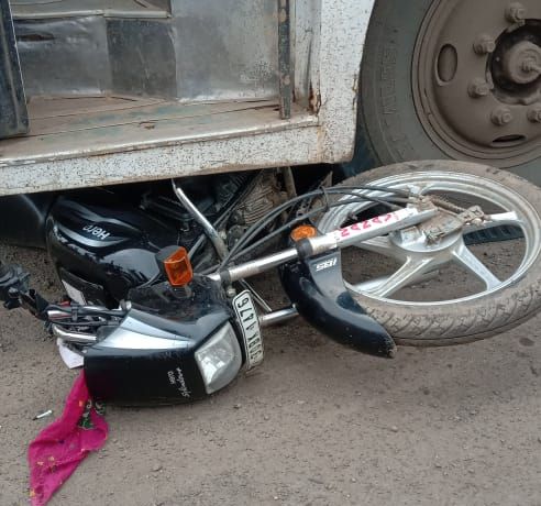 Luxury blew up the bike; One killed, two seriously injured | लक्झरीने दुचाकीला उडविले; एक ठार, दोन गंभीर