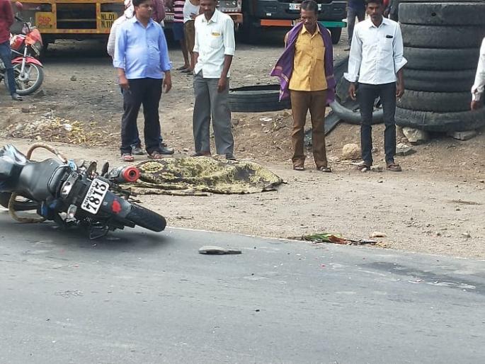 Two wheeler rider killed in an accident on highway | टँकरच्या धडकेत दुचाकीस्वार ठार; एक गंभीर जखमी Two wheeler rider killed in an accident on highway | टँकरच्या धडकेत दुचाकीस्वार ठार; एक गंभीर जखमी